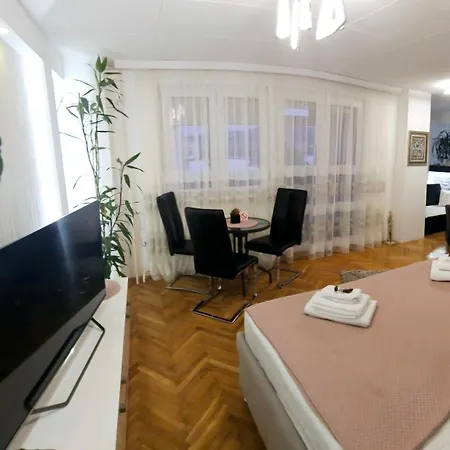 Deluxe Jade Apartmens Apartament Ni